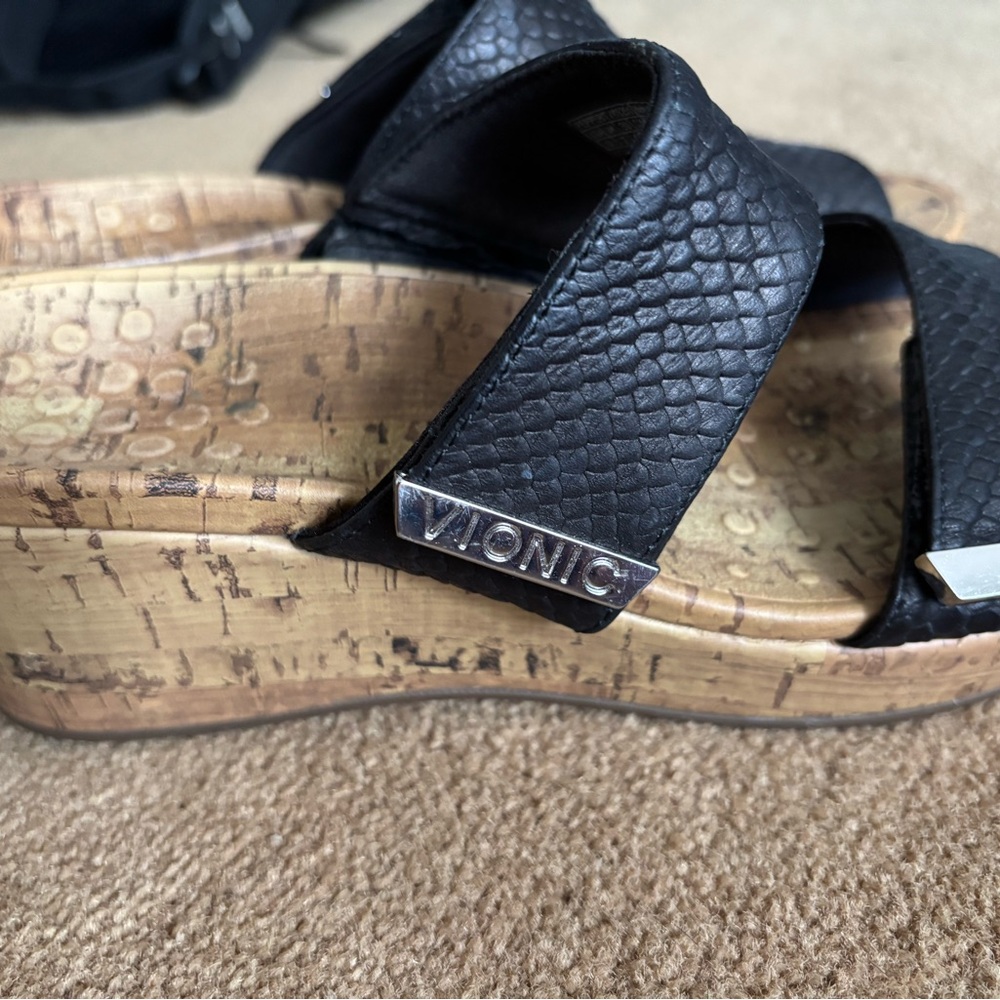 Vionic Sz 9 Black Comfort Sandals with Textured Straps